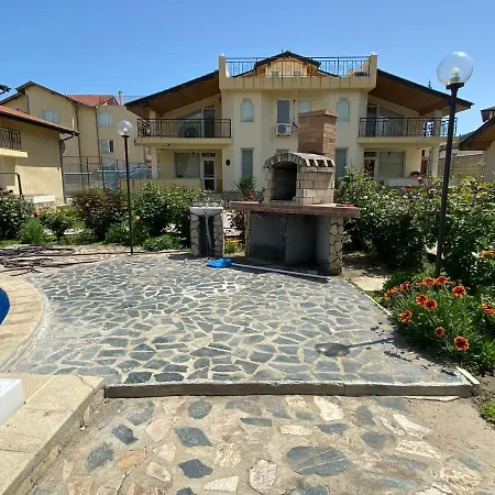 Villa Daisy Next To The Beach 別荘